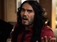 Russell Brand se lupta cu iPad-ul. Vezi ce a iesit!