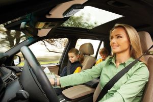 VIDEO Noul sistem handsfree ce functioneaza fara casti si permite navigarea pe Facebook in timpul condusului. Vezi pretul