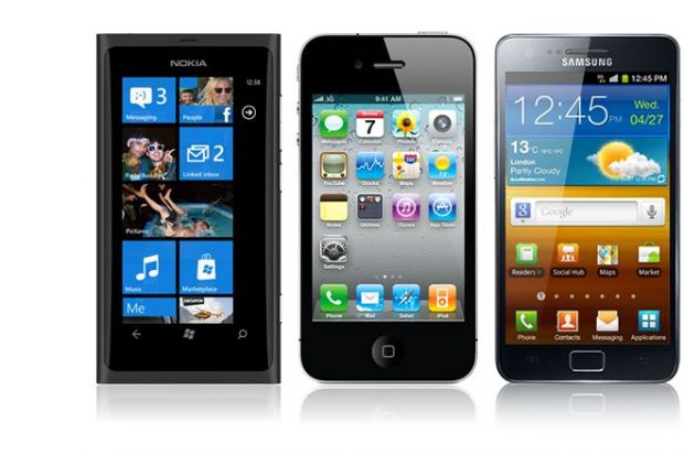 Duelul celor 3 muschetari: Nokia Lumia 800 vs. iPhone 4S vs. Galaxy S II