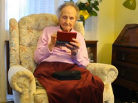 E cea mai COOL bunica din lume! La 100 de ani, se joaca pe Nintendo DS (VIDEO)
