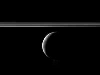 FOTO: NASA prezinta o fotografie SUPERBA cu luna lui Saturn! Imagine nemaivazuta pana acum