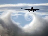 GALERIE FOTO Imagini spectaculoase cu vapori de apa aranjati frumos in jurul avioanelor
