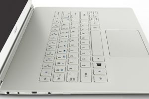 Acer Aspire S7, cel mai usor si mai subtire Ultrabook cu touch si Windows 8, acum in Romania