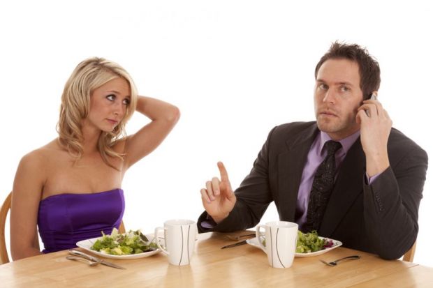 Bune Maniere La Masa Cum E Corect Sa Te Comporti Cu Smartphone Ul La Restaurant Www Yoda Ro