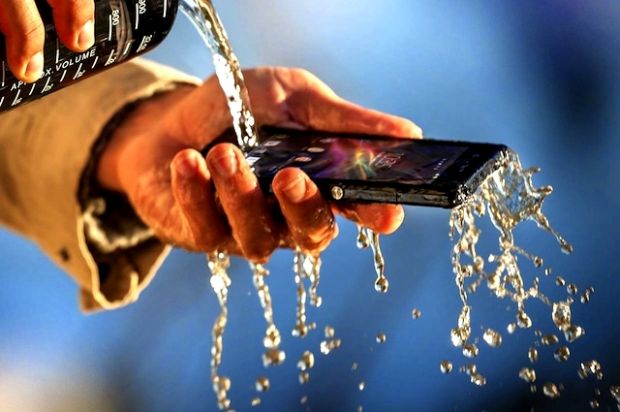 5 Pasi Simpli Prin Care Iti Poti Salva Telefonul Dupa Ce L Ai Scapat In Apa Www Yoda Ro