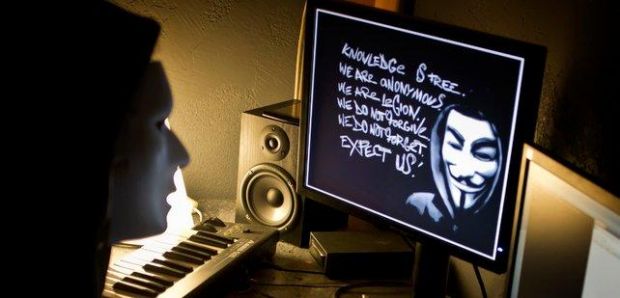 Scandal in presa de peste Atlantic: hackerii de la Anonymous au fost ajutati de un editor al agentiei Reuters sa sparga site-ul publicatiei LA Times