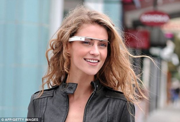 Ochelarii Google intra in teste. Dispozitivul va putea actiona de la distanta folosirea electronicelor si electrocasnicelor