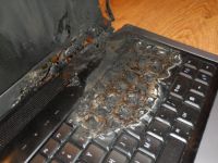 Povestea unui blogger din Romania caruia i-a luat foc laptopul dupa ce l-a lasat la incarcat