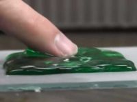 Spray-ul care iti transforma telefonul in cel mai rezistent aparat din lume. Ce se intampla cu acest iPhone. VIDEO