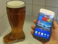 Experiment realizat de Samsung. Ce se intampla cand scufunzi un smartphone intr-un pahar cu bere