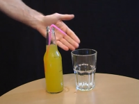 Provocare: Cum pui suc in pahar fara sa misti sticla, paiul sau paharul? VIDEO