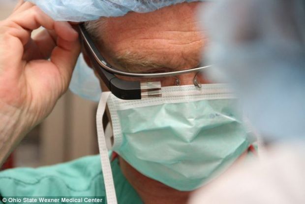 Google Glass a intrat in medicina: a avut loc prima operatie in care chirurgii au folosit dispozitivul
