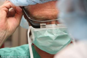 Google Glass a intrat in medicina: a avut loc prima operatie in care chirurgii au folosit dispozitivul