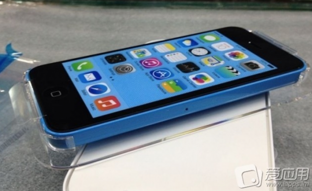 iPhone 5C, fotografiat pentru prima data in cutia originala. Imagini neoficiale