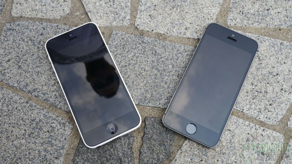 iPhone 5S si 5C, testul suprem. Cat de bine rezista daca le trantesti pe beton. VIDEO