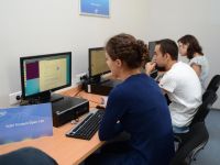 Tinerii studenti romani pot primi una din cele 10 burse Intel