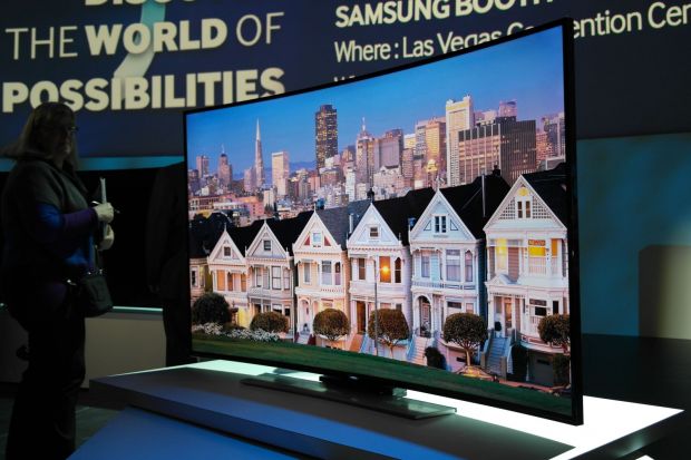Samsung a lansat la CES cel mai mare televizor Ultra HD. Are 280 cm diagonala!