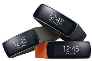 Samsung Gear Fit. Primul gadget cu ecran Super AMOLED curbat te ajuta sa dai burta jos