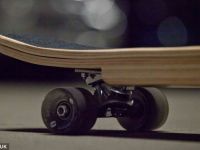 Laptopul sau hartiile necesare la serviciu pot fi transportate cu un skateboard