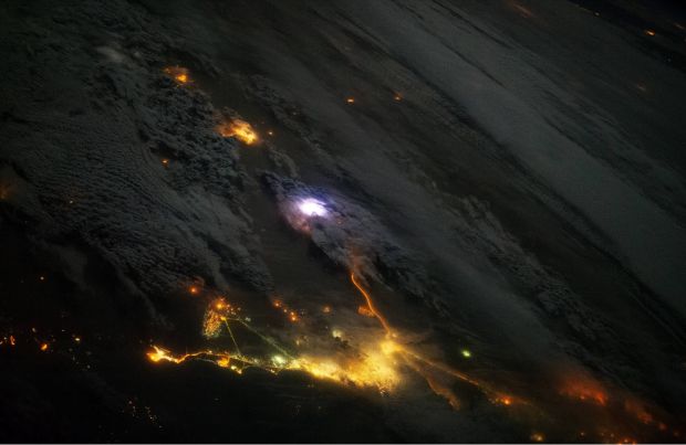 NASA a facut publica o fotografie senzationala a unui fulger, fotografie facuta de pe Statia Spatiala Internationala