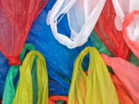 Pungile de plastic uzate ar putea fi transformate in combustibil pentru automobile