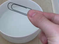 Ce se intampla cand pui agrafa de birou in apa calda. Experiment inedit VIDEO