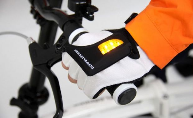 Gadgeturi pentru biciclisti: rucsacul cu semnalizare, manusa cu sageti luminoase si aplicatia antifurt