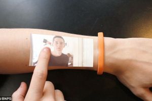 Bratara hi-tech ce va rivaliza cu ceasurile Apple. Orice om isi poate transforma bratul in touchscreen. Cand apare pe piata