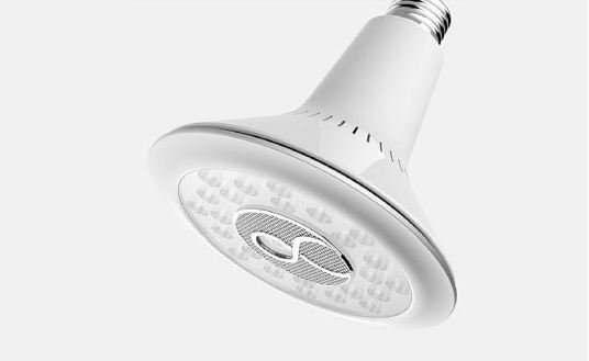 3. Snap - Lampa LED PAR are o camera integrata de 720p HD, microfon si difuzor. Poate inregistra si recunoaste vocea si chipul.