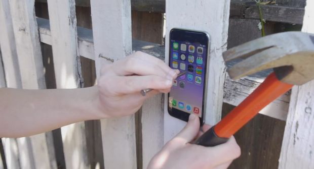 Au batut un cui in telefon! 5 metode de a distruge un smartphone! VIDEO