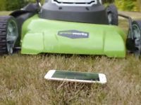 Ce se intampla cu un iPhone 6 dupa ce au trecut peste el cu masina de tuns iarba. VIDEO