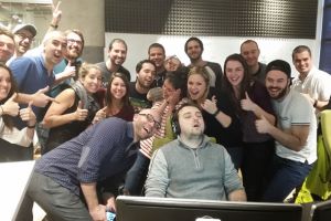 Un barbat a adormit la job in timpul programului, colegii i-au facut poza si au pus pe net! Ce a urmat este extrem de amuzant
