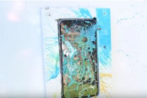Au luat un iPhone 6s si au tras cu bile cu vopsea in el! Cum arata telefonul dupa ce l-a curatat