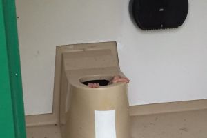 Un barbat a fost salvat dupa o ora dupa ce a cazut intr-un WC cand incerca sa recupereze un telefon
