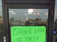 Cum isi face reclama un magazin care repara telefoanele cu display spart. Ce scrie pe usa