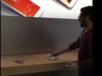 Un barbat a intrat intr-un Apple Store si a inceput sa distruga cu o piatra fiecare iPhone care i-a iesit in cale! Ce s-a intamplat dupa