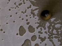 Un put urias, fotografiat pe Marte. Cum s-a format acest ciudat crater