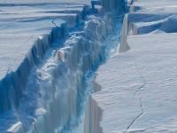 Un ghetar urias s-a desprins de calota glaciara din Antarctica! Specialistii sunt in alerta