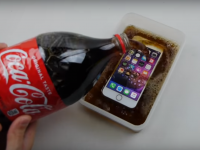 A scufundat un iPhone in Coca-Cola si l-a lasat acolo 7 zile! Ce s-a intamplat cu telefonul