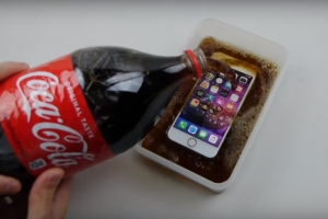 A scufundat un iPhone in Coca-Cola si l-a lasat acolo 7 zile! Ce s-a intamplat cu telefonul