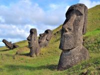 Unele dintre cele mai ciudate monumente din lume risca sa dispara! Ce se intampla cu statuile din Insula Pastelui