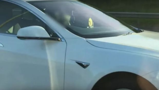 Un sofer care conducea o Tesla cu autopilot a fost amendat pe autostrada! Ce facea in masina