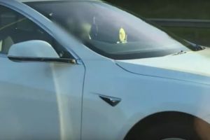 Un sofer care conducea o Tesla cu autopilot a fost amendat pe autostrada! Ce facea in masina