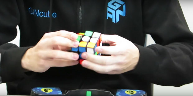 Record mondial: a rezolvat un Cub Rubik in doar 4 secunde! Cum a reusit