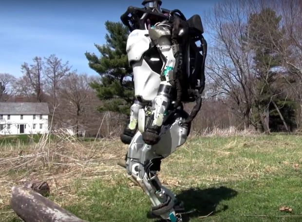 Robotul biped de la Boston Dynamics i-a speriat pe internauti! Ce se intampla in clipul devenit viral