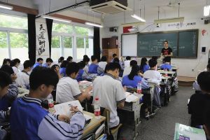Chinezii folosesc tehnologia recunoasterii faciale pentru a-i depista pe elevii care nu sunt atenti la clasa