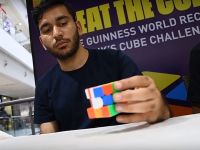 Record inedit: a rezolvat 2.474 de cuburi Rubik în doar 24 de ore, cu o singură mână