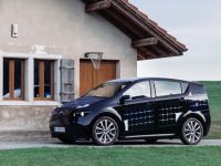 Un start-up a testat prima mașină cu celule solare care se încarcă în timpul deplasării