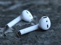 Apple ar putea lansa la începutul anului viitor noile căști AirPods cu încărcare wireless