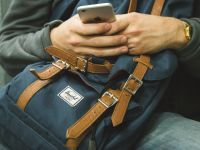 Compania care te plătește cu 100.000 de dolari ca să renunți la smartphone timp de un an